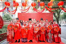 凤冠霞帔、牵绣球……成都这场中式集体婚礼把传统和浪漫拉满｜图集图片