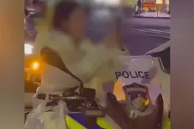 女生擅自骑警摩拍照还对交警撒娇，醒酒后已认错图片