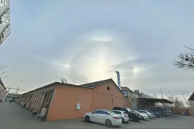空中出现三个太阳？ 两边亮点为幻日 高空冰晶折射形成图片