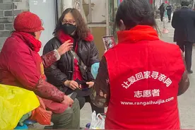 一场团圆接力：餐馆老板请吃饭，公益组织帮寻家，她走失五年终找到家人图片