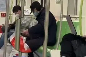 乘客在地铁车厢内磨菜刀？上海地铁：暂未接到反馈，遇此类情况可报警图片