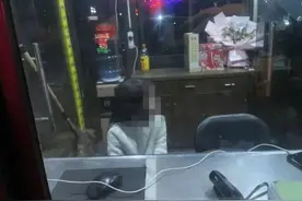 凌晨，杭州9岁女孩光脚走在小区！家长气懵：快开学了...图片