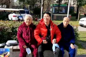 儿子假装“邻居”和爸妈“斗智斗勇”！网友：笑着笑着就哭了……图片