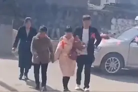 来领略一下什么叫一见钟情！大年初四相亲初八订婚，顺道把婚礼办了图片