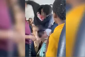 美国9岁女孩校车内遭狂殴 30秒画面曝光图片