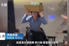 聚会上男子用啤酒箱舞狮，甚至还能表演“眨眼睛”图片