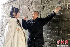 《满江红》带火古城砖 游客争相打卡襄阳古城墙图片