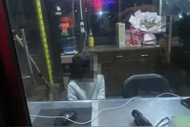 杭州9岁女孩光脚走在小区！家长气懵：快开学了，这事还没做完……图片