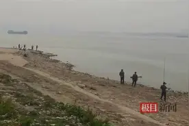随警出击丨武汉水警现场抓获三名非法锚鱼者图片