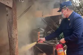 益阳消防员发现商铺冒浓烟，提着灭火器赶到时老板娘还在房里睡觉图片