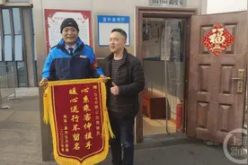九旬老人乘坐公交车忘了家在哪儿 热心司机帮他找到家人图片