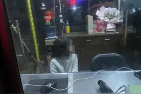 凌晨，9岁女孩光脚走在小区！原因竟是……图片