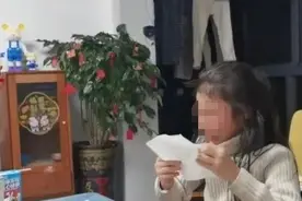 凌晨，9岁女孩光脚走在小区！保安送回家后又被赶出门……图片