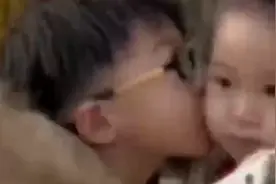 爸爸带女儿在公园玩，亲眼看小男孩亲了自己闺女图片