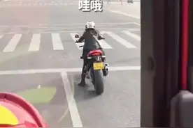 超甜！消防员归队路遇机车女孩送糖果图片