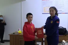 赞！“教科书式”自救 12岁男孩狂奔17层灭火图片