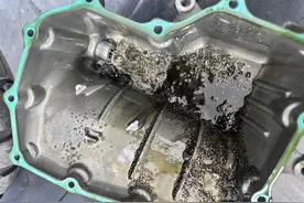 摩托车发动机被他人放白糖后，女子回应被指“骗吃骗喝”：不属实图片