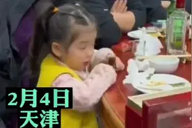 小女孩想喝饮料被阻止，说着最狠的话却一口不敢喝图片