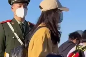 兵哥哥过年执勤不能回家，奶奶穿红衣坐轮椅来京看望图片