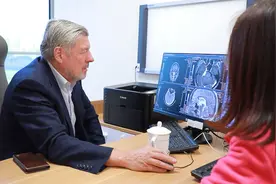 疑难脑瘤患者不出国门接受顶级专家手术，国际合作深化中外医生携手救治图片