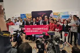 试点恢复首日，中国出境游第一团40人从广州飞抵泰国曼谷图片