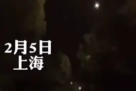 电瓶车上伸出两条腿跳舞，网友：还以为蜘蛛成精了图片