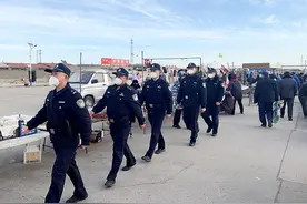 唐山：海防民警“赶大集” 巡逻宣传保平安图片