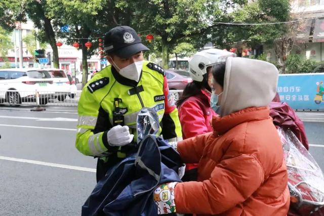 福建各地交警冲刺首季交通安全宣传“开门红”