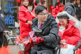 95后青年用13辆电动自行车娶亲，最朴素的形式有着最纯粹的幸福图片