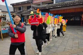 畲乡儿童自制龙灯 热闹闹元宵图片