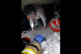 果然视频|土耳其地震废墟中救出小女孩图片