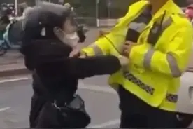 南宁一女子抗拒执法，撕扯交警衣服被制服？南宁交警回应→图片