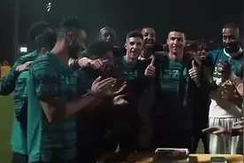 现场视频！利雅得胜利全队为C罗庆生：定制蛋糕 训练场合唱生日歌图片