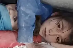 这一幕感动！叙利亚7岁女孩用胳膊保护弟弟17小时图片