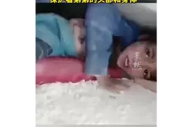 令人动容！7岁女孩废墟中保护弟弟17小时图片