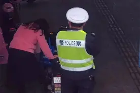 离谱！没戴头盔被罚款？女子为逃避处罚竟当着民警的面盗窃图片