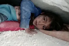 被困36小时姐弟俩获救，姐姐一直护着弟弟头部，视频感动全世界图片