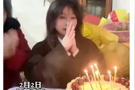 脑瘫女孩晒过生日幸福时刻，爸爸妈妈陪着一起吹蜡烛许愿图片
