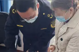 女子街头张贴牛皮癣，武汉城管“呼你撕”图片