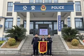 “你这条命是警察给的！”一面锦旗背后，是雨天的紧急寻人图片