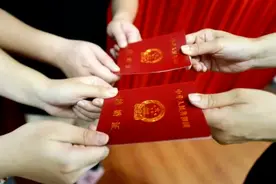 “姐弟婚”比例上升，两性关系更平等社会更包容 | 新京报专栏图片