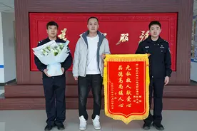 “无私救人献爱心 品德高尚暖人心”—获救群众为鄂尔多斯边检站民警赠送锦旗图片