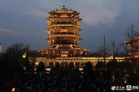 济南大明湖畔超然楼亮灯火爆网络 网友：不输“中国四大名楼”图片