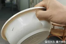 一捏就碎还有刺鼻味！草莓盆：回收塑料制作，越重质量越差图片