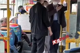 公交司机提醒老人“不入座不发车” 乘客嫌耽搁时间与老人大打出手……图片