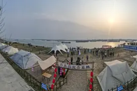 游客打卡沙市洋码头文创园滨江露营基地图片