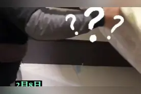 爸爸换完床单后把宝宝压在床垫下面玩闹图片