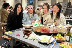 女生独自来渝被邻桌邀请同吃火锅，感叹重庆人太热情图片