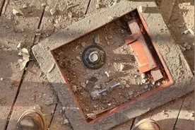 男子翻修90年房龄的老建筑时意外发现隐藏保险箱图片