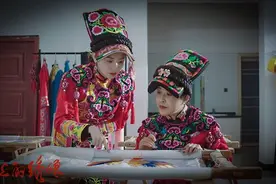 陕西宁强县首部羌文化非遗题材电影——《云朵上的绣娘》在西安首映图片